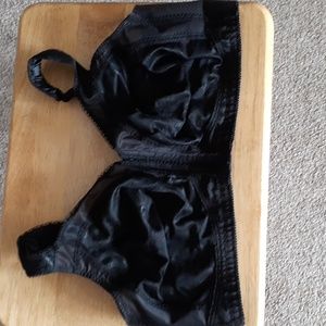 NWOT Size 46D Playtex Black Front Close Wirefree Bra D103